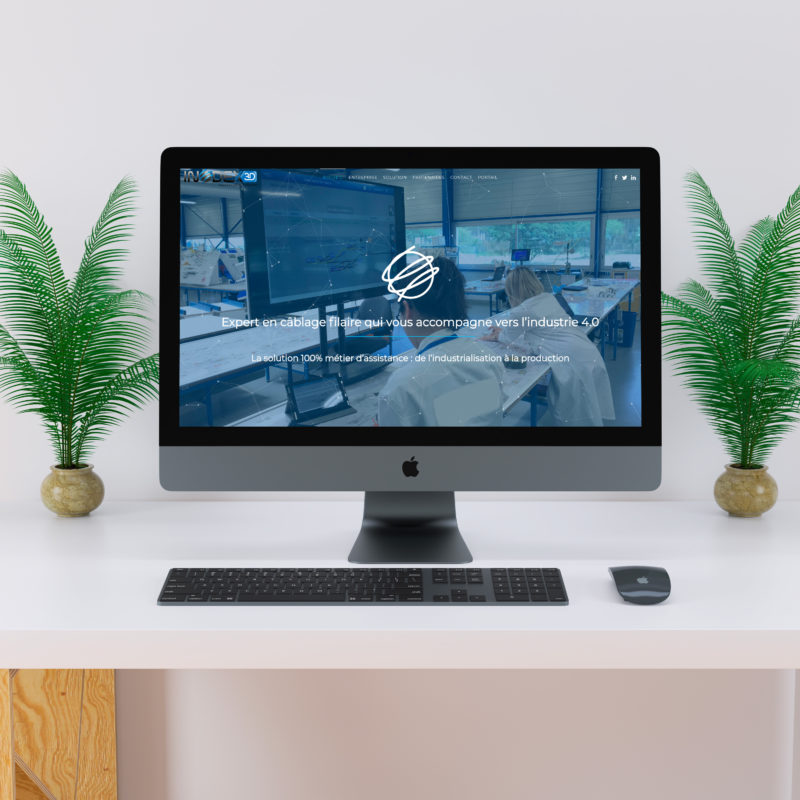 ordinateur avec une site internet sur un bureau blanc et deux plantes